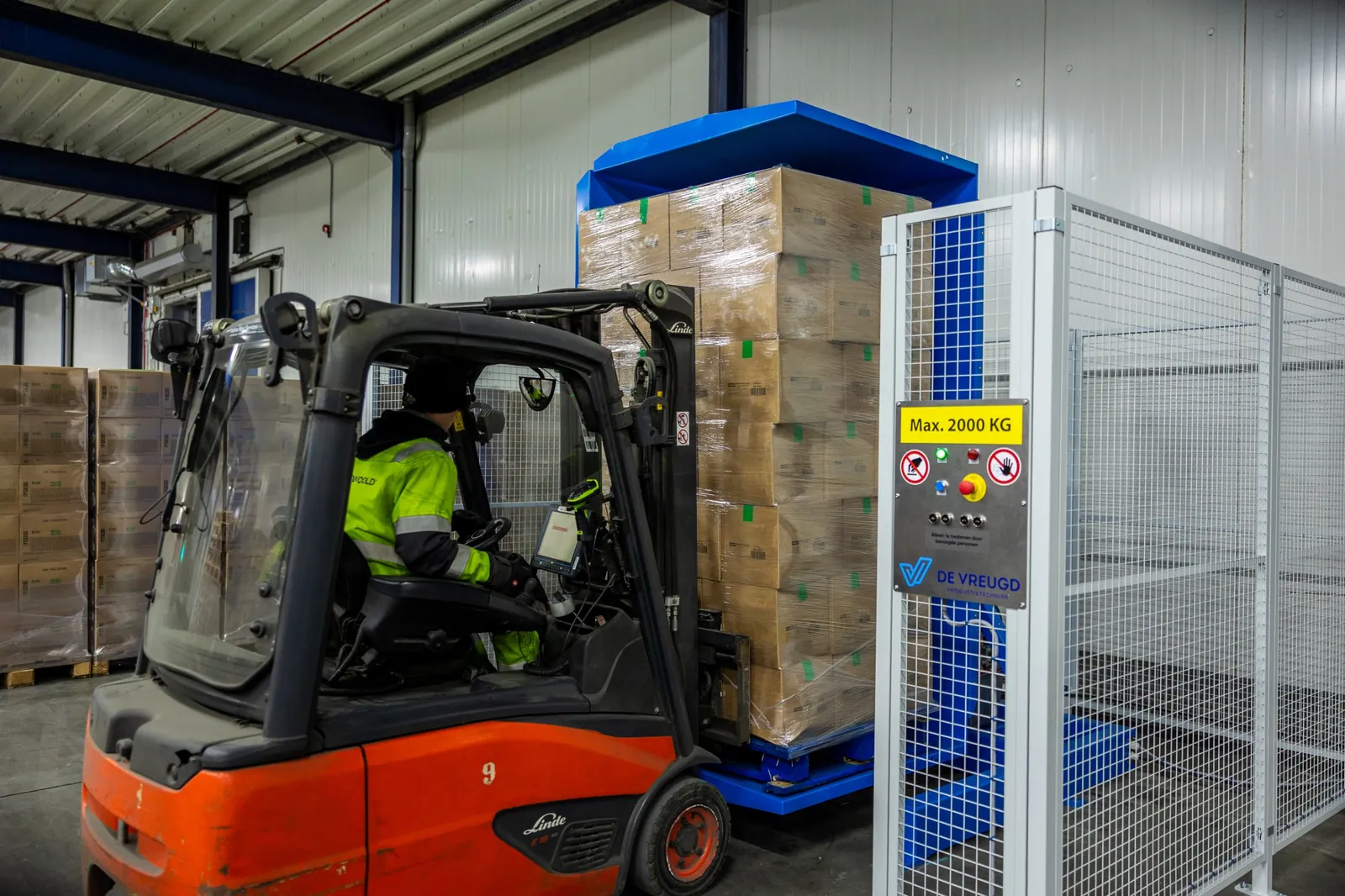 Palé en el volteador de palets PalletRotator K11, la carretilla elevadora deposita la carga