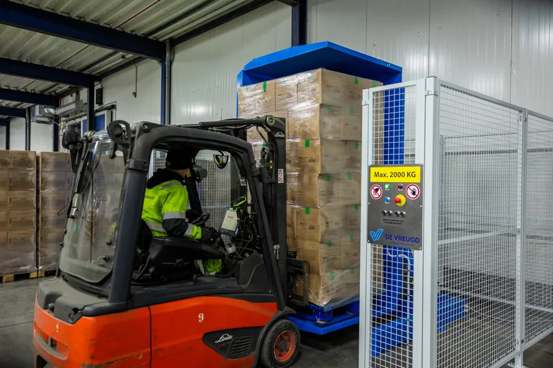 El PalletRotator sujeta un palé completo para cambiar el palé