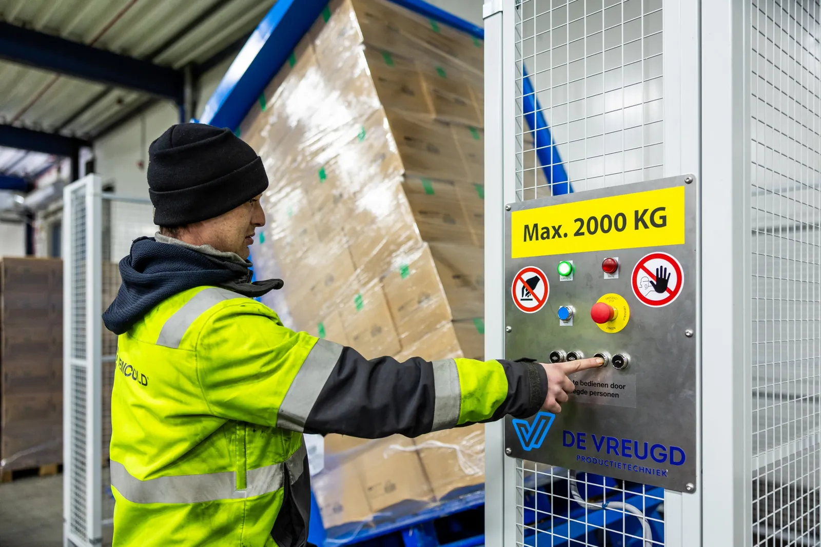 Un operario maneja el volteador de palets PalletRotator K11 mientras el palé se vuelca