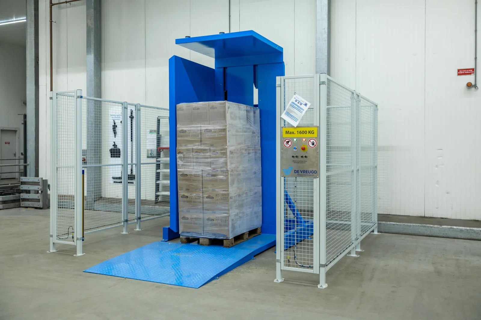 Palé en el volteador de palets PalletRotator EPT, listo para sujetarse y volcarse