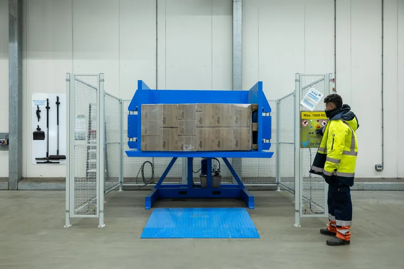 PalletRotator con palé volcado en una cámara frigorífica
